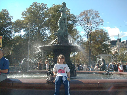 Beverley by the fountain along Pohjoiseplanadi