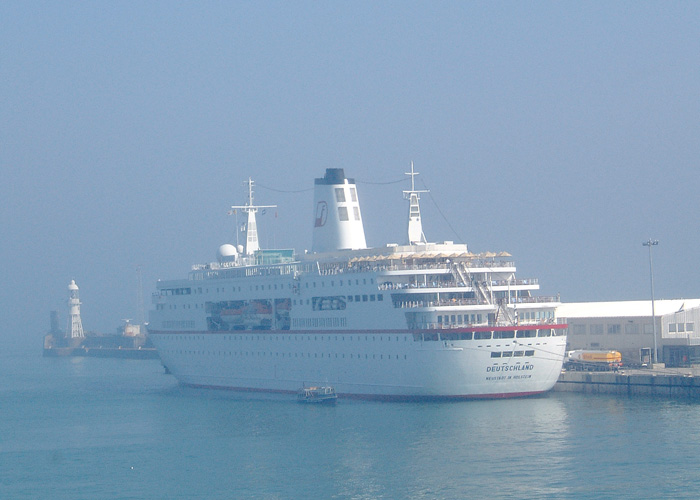 MS Deutschland in Dover, UK 24 August 2001