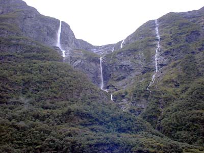 Gudvangen - falling down to the N&aelig;r&oslash;y River